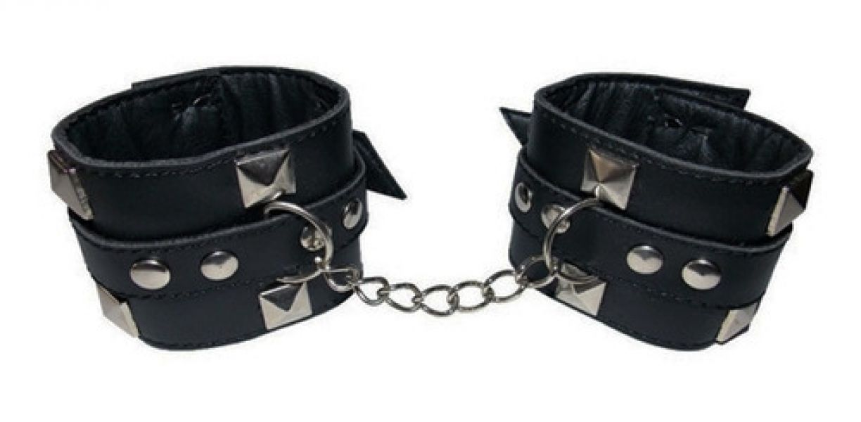 Ver más sobre Sado y bondage ESPOSAS CON TACHAS DE CUERO Y CADENA, Argentina