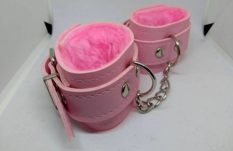 Ver más sobre Sado y bondage ESPOSAS CON PELUCHE Y CADENAS, Argentina